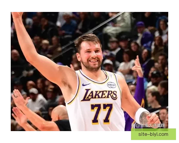 海斯：教练强调与艾顿一起守住禁区 东契奇复出需避免再吃技术犯规